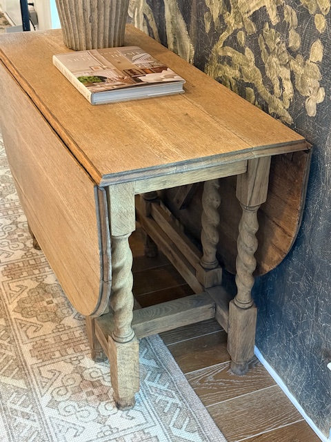 Early 1900s century English gateleg table